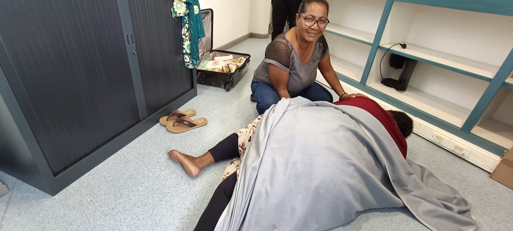 Marie-Pascale Gât donnant une formation secouriste du travail (SST) à la Réunion (974).